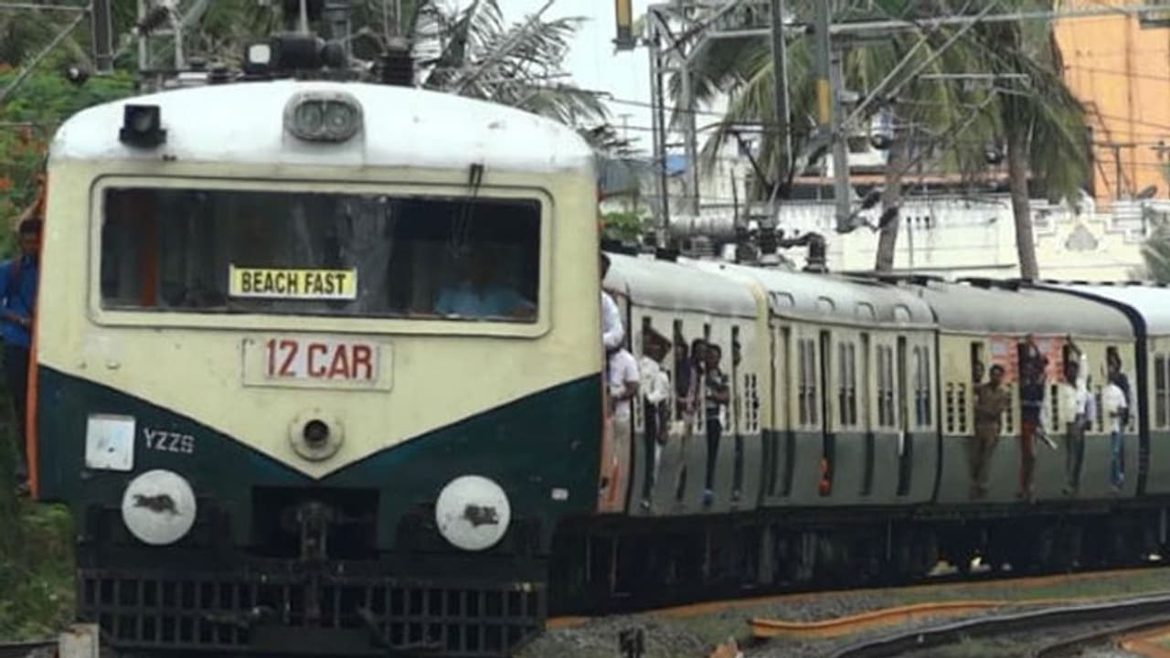 திடீர் சிக்னல் கோளாறு... ரயில்கள் நடுவழியில் நிறுத்தம்... பயணிகள் கடும் அவதி! திடீர் சிக்னல் கோளாறு... ரயில்கள் நடுவழியில் நிறுத்தம்... பயணிகள் கடும் அவதி!