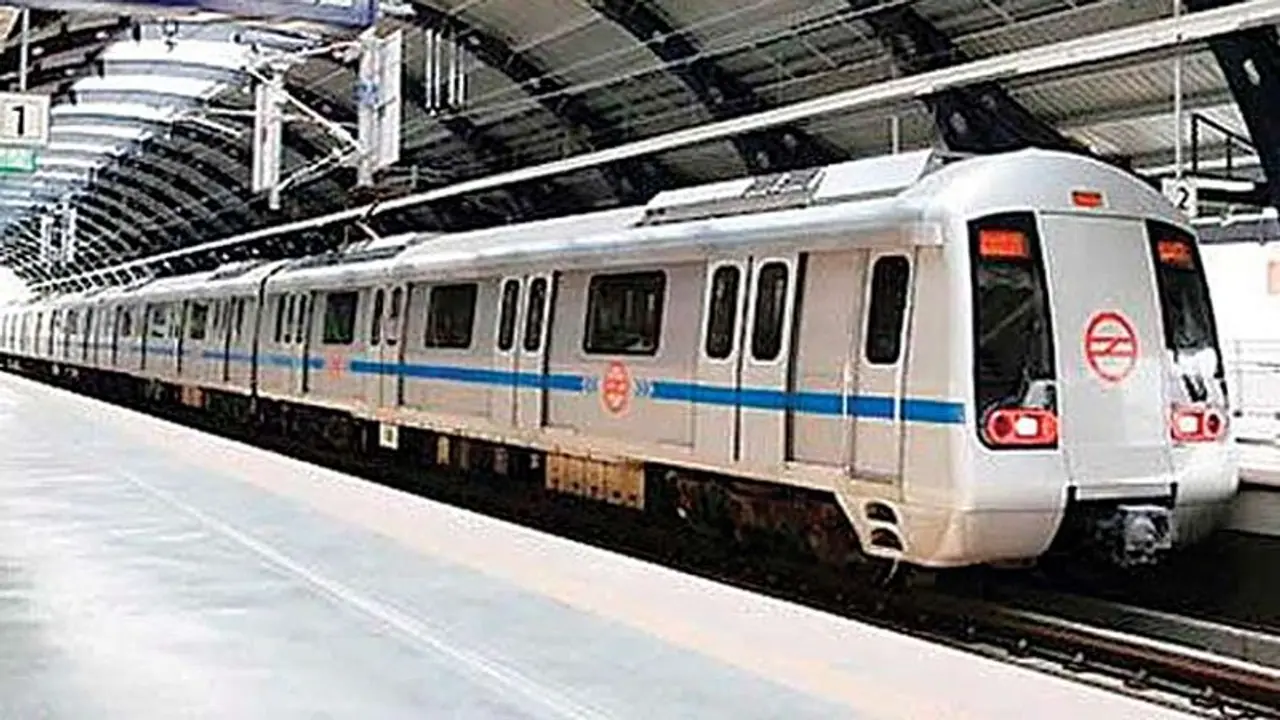 दिल्ली मेट्रो में लगातार दो दिनों से स्पीड पर लगा ब्रेक, स्टेशन पर फंसे हजारों यात्री