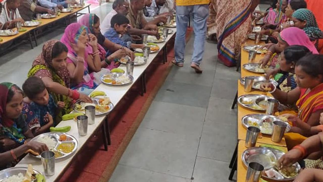 താന് അനുഭവിച്ചത് വേറാരും അനുഭവിക്കരുത്; വിശക്കുന്നവര്ക്ക് അന്നവുമായി യുവാവ് താന് അനുഭവിച്ചത് വേറാരും അനുഭവിക്കരുത്; വിശക്കുന്നവര്ക്ക് അന്നവുമായി യുവാവ്