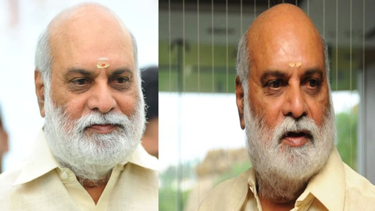 ఫైనల్ గా ఓటేసేందుకు వచ్చిన దర్శకేంద్రుడు! ఫైనల్ గా ఓటేసేందుకు వచ్చిన దర్శకేంద్రుడు!