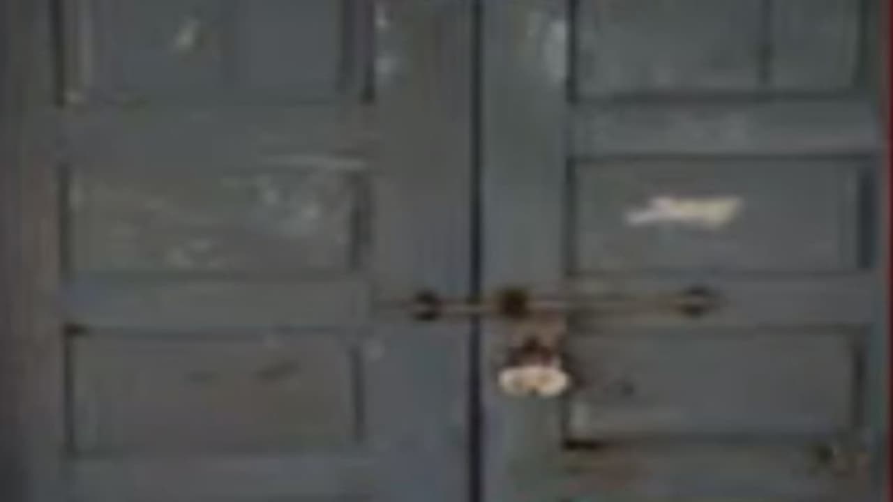 పోలింగ్ సిబ్బంది నిర్వాకం: లంచ్ టైం అంటూ పోలింగ్ కేంద్రానికి తాళం పోలింగ్ సిబ్బంది నిర్వాకం: లంచ్ టైం అంటూ పోలింగ్ కేంద్రానికి తాళం