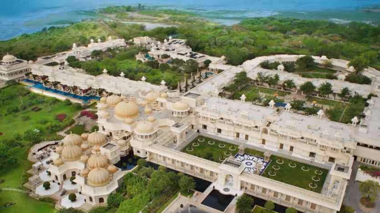 रिलायंस इंडस्ट्रीज के चेयरमैन मुकेश अंबानी की बेटी ईशा अंबानी की शादी 12 दिसंबर को मुंबई स्थित घर एंटीलिया में आनंद पीरामल से होने वाली है। लेकिन शादी से पहले अंबानी परिवार ने और पीरामल परिवार ने प्री वेडिंग फंक्शन का आयोजन किया है।