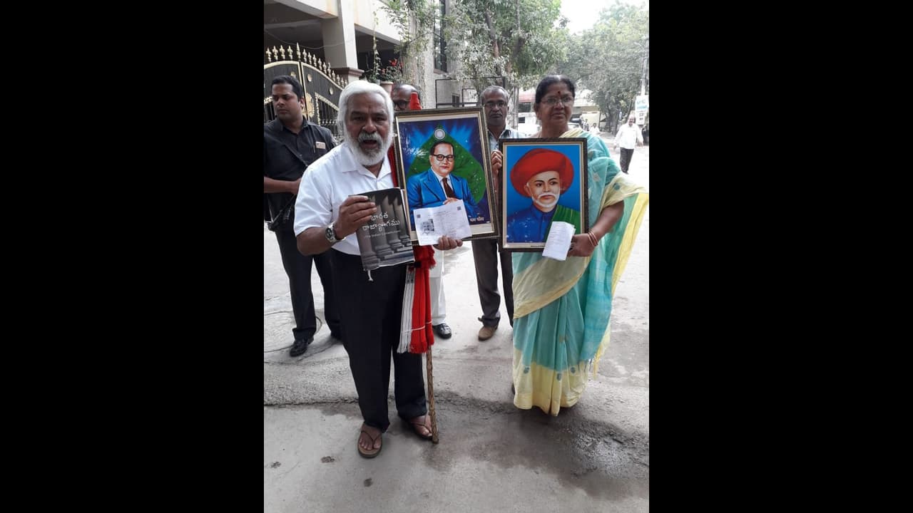 జీవితంలో మలుపు: తొలిసారిగా ఓటేసిన గద్దర్ జీవితంలో మలుపు: తొలిసారిగా ఓటేసిన గద్దర్