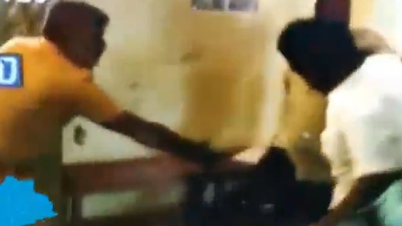 పోలింగ్ అధికారిపై దాడి: వృద్ధుల ఓట్లు వేస్తున్నాడంటూ ఆరోపణ పోలింగ్ అధికారిపై దాడి: వృద్ధుల ఓట్లు వేస్తున్నాడంటూ ఆరోపణ