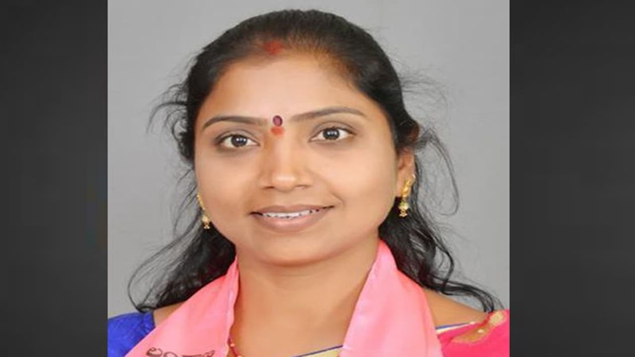 బీఆర్ఎస్ అభ్యర్థి జాన్సన్ ఎస్టీ కాదు: కంట తడిపెట్టిన రేఖా నాయక్ బీఆర్ఎస్ అభ్యర్థి జాన్సన్ ఎస్టీ కాదు: కంట తడిపెట్టిన రేఖా నాయక్