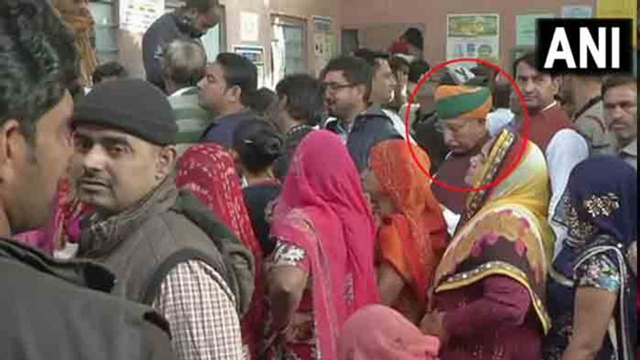 ఓటేయడానికి మూడున్నర గంటలు క్యూలో నిల్చొన్న కేంద్రమంత్రి ఓటేయడానికి మూడున్నర గంటలు క్యూలో నిల్చొన్న కేంద్రమంత్రి