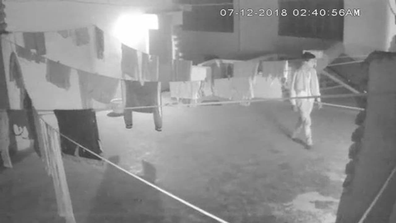 ಹಾಸನ; ಹುಡ್ಗಿಯರ ಹಾಸ್ಟೆಲ್ ಗೆ ನುಗ್ಗಿ ಬಟ್ಟೆ ಕದಿಯುವ ಕಾಮಿ ಚೋರ..! ಹಾಸನ; ಹುಡ್ಗಿಯರ ಹಾಸ್ಟೆಲ್ ಗೆ ನುಗ್ಗಿ ಬಟ್ಟೆ ಕದಿಯುವ ಕಾಮಿ ಚೋರ..!