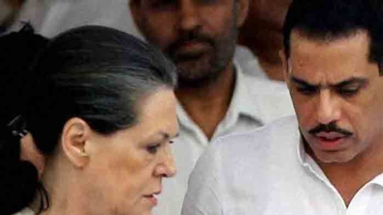 సోనియా అల్లుడు రాబర్ట్ వాద్రా సన్నిహితుల ఇళ్లపై ఈడీ దాడులు సోనియా అల్లుడు రాబర్ట్ వాద్రా సన్నిహితుల ఇళ్లపై ఈడీ దాడులు