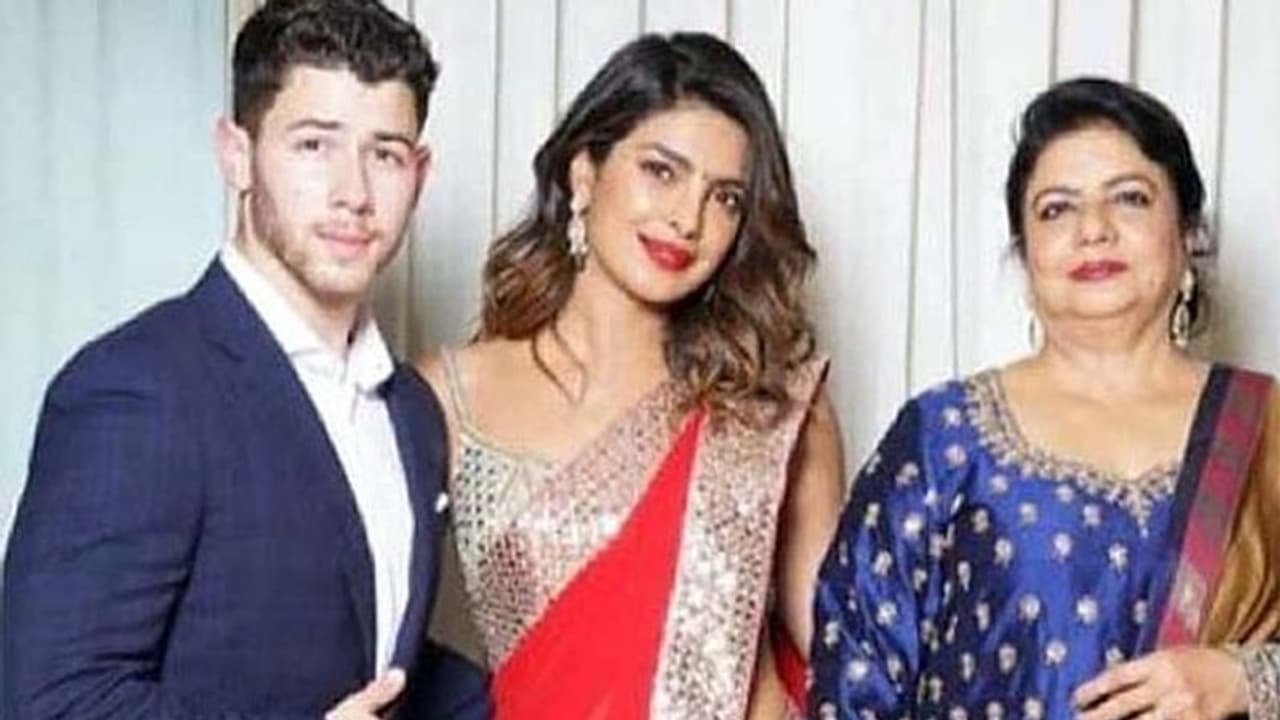 వాళ్లను గాడిదలతో పోలుస్తూ హీరోయిన్ తల్లి కామెంట్స్! వాళ్లను గాడిదలతో పోలుస్తూ హీరోయిన్ తల్లి కామెంట్స్!