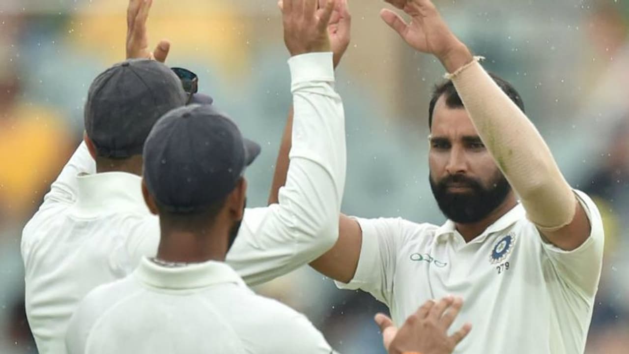 ஆஸ்திரேலியாவின் ஆதிக்கத்தை அடக்கி பிரேக் கொடுத்த ஷமி!! ஃபின்ச்சின் கையை உடச்சது போதாதுனு ஷமி செய்த அடுத்த சம்பவம் ஆஸ்திரேலியாவின் ஆதிக்கத்தை அடக்கி பிரேக் கொடுத்த ஷமி!! ஃபின்ச்சின் கையை உடச்சது போதாதுனு ஷமி செய்த அடுத்த சம்பவம்