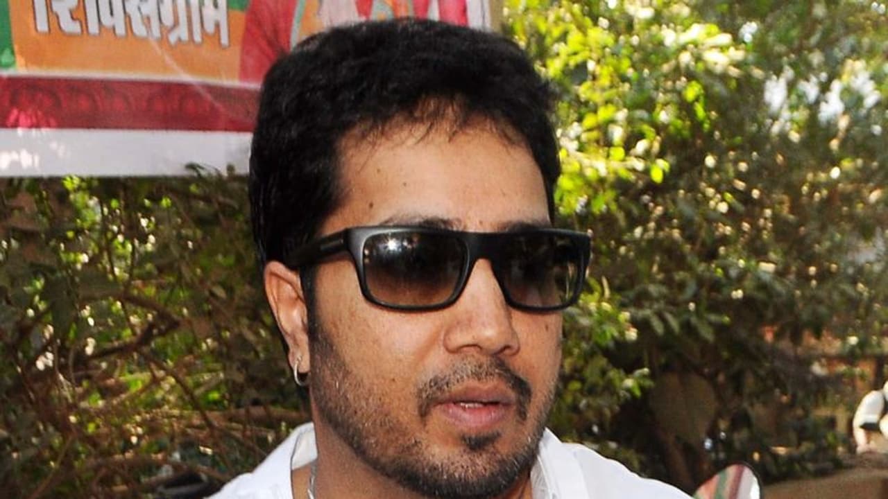 মুশারফের আত্মীয়ের বিয়েতে গানের মাশুল! দেশে নিষিদ্ধ হল মিকা সিং এর গান মুশারফের আত্মীয়ের বিয়েতে গানের মাশুল! দেশে নিষিদ্ধ হল মিকা সিং এর গান