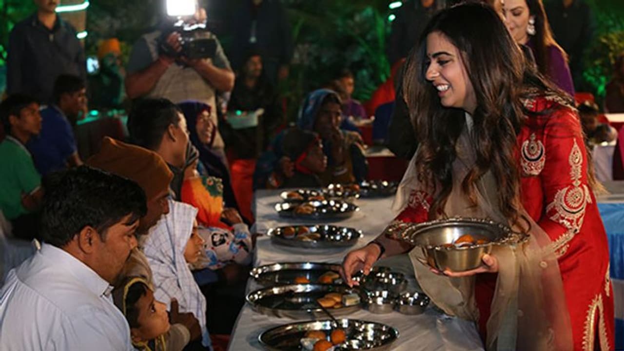 ಭಾರತದ ನಂ.1 ಶ್ರೀಮಂತನ ಮನೆ ಮದ್ವೆಯಲ್ಲಿ ಕಡು ಬಡವರಿಗೂ ಊಟ! ಭಾರತದ ನಂ.1 ಶ್ರೀಮಂತನ ಮನೆ ಮದ್ವೆಯಲ್ಲಿ ಕಡು ಬಡವರಿಗೂ ಊಟ!