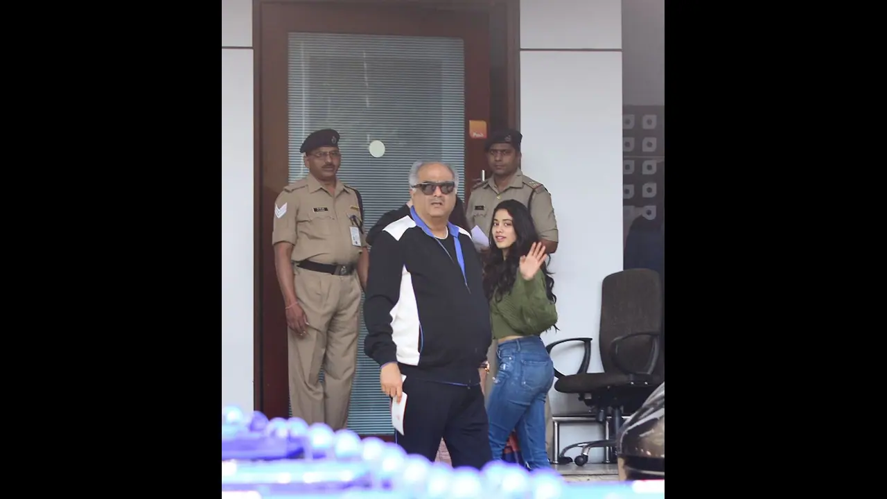 जाह्नवी कपूर भी अपने पिता बोनी कपूर के साथ ईशा अंबानी की शादी में शामिल होने पहुंची हैं। जाह्नवी कपूर भी अपने पिता बोनी कपूर के साथ ईशा अंबानी की शादी में शामिल होने पहुंची हैं।