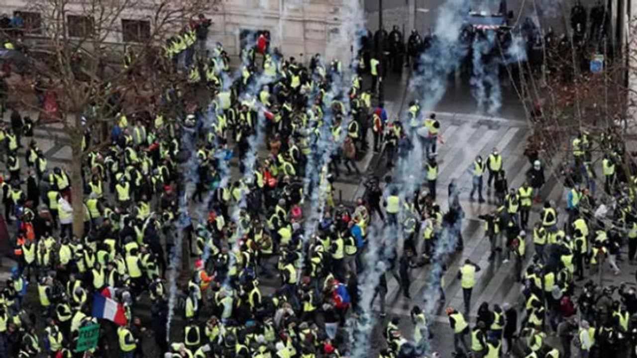 പതിറ്റാണ്ടുകള് കണ്ട പ്രക്ഷോഭത്തില് ഫ്രാന്സ്; പ്രസിഡന്റിന്റെ രാജി ആവശ്യപ്പെട്ട് തെരുവില് പ്രകടനം പതിറ്റാണ്ടുകള് കണ്ട പ്രക്ഷോഭത്തില് ഫ്രാന്സ്; പ്രസിഡന്റിന്റെ രാജി ആവശ്യപ്പെട്ട് തെരുവില് പ്രകടനം