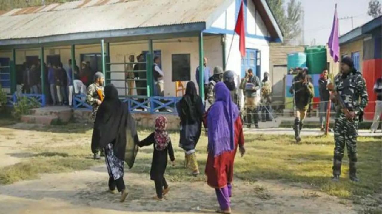 രാജ്യം അവരെ ചൊല്ലി തര്ക്കിക്കുന്നു; അവര് ജീവിച്ച് കാണിക്കുന്നു... രാജ്യം അവരെ ചൊല്ലി തര്ക്കിക്കുന്നു; അവര് ജീവിച്ച് കാണിക്കുന്നു...