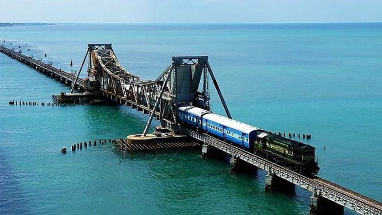 ಶತಮಾನ ದಾಟಿದ ಪಂಬನ್ ಸೇತುವೆಗೆ ಹಾನಿ: ರಾಮೇಶ್ವರಕ್ಕೆ ರೈಲಿಲ್ಲ! ಶತಮಾನ ದಾಟಿದ ಪಂಬನ್ ಸೇತುವೆಗೆ ಹಾನಿ: ರಾಮೇಶ್ವರಕ್ಕೆ ರೈಲಿಲ್ಲ!