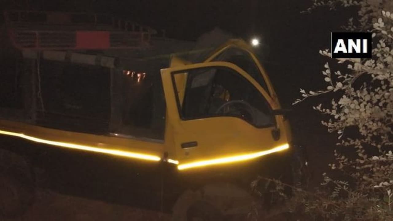 మహారాష్ట్రలో ఘోర రోడ్డు ప్రమాదం: 11 మంది మృతి మహారాష్ట్రలో ఘోర రోడ్డు ప్రమాదం: 11 మంది మృతి