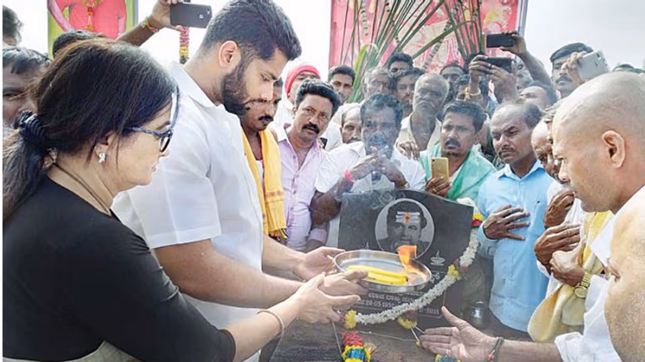 ಅಂಬಿ ತವರಿಗೆ ತೆರಳಿದ ಸುಮಲತಾ ಅಂಬಿ ತವರಿಗೆ ತೆರಳಿದ ಸುಮಲತಾ