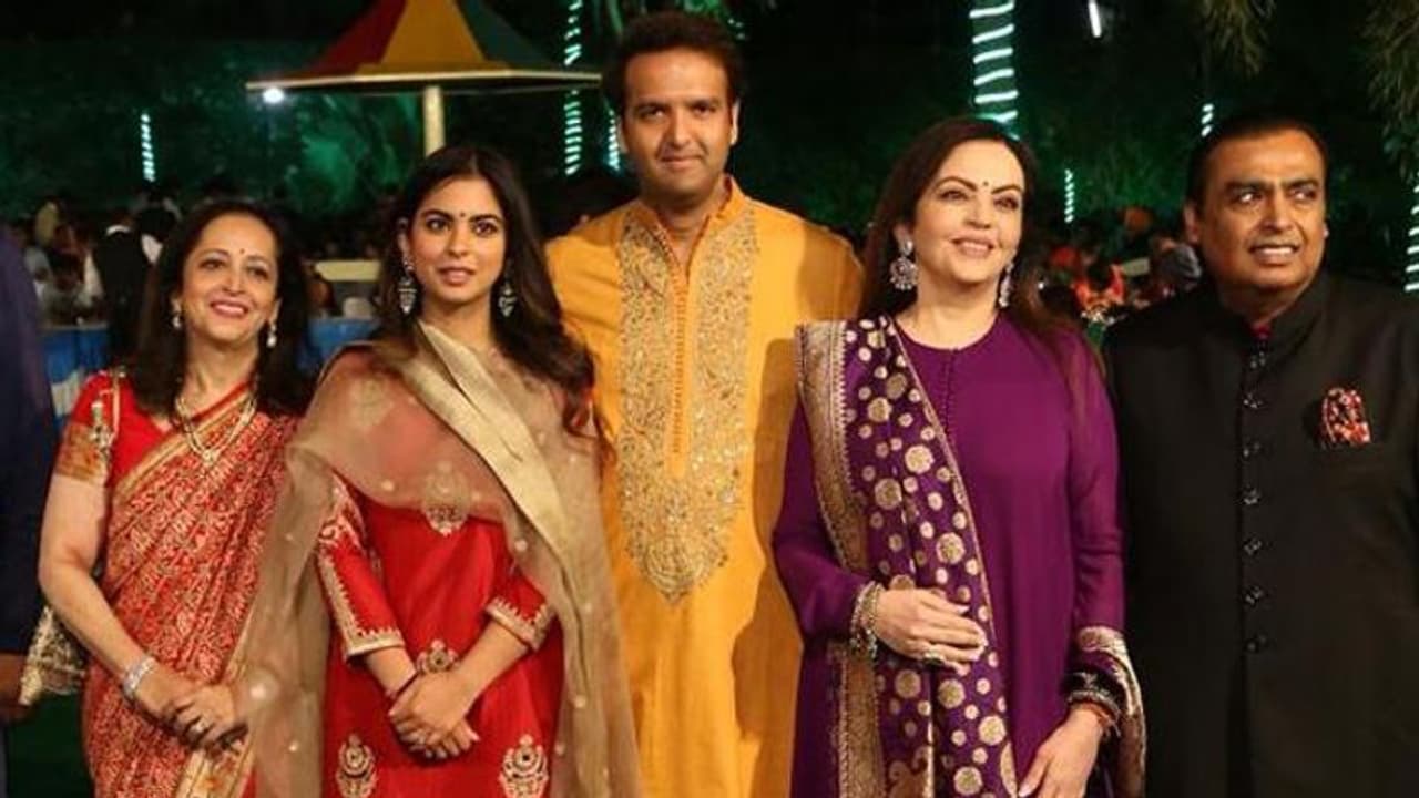 నో మొబైల్స్.. నో ఫోటో షేరింగ్.. ఆశా పెండ్లికి హిల్లరీ నో మొబైల్స్.. నో ఫోటో షేరింగ్.. ఆశా పెండ్లికి హిల్లరీ