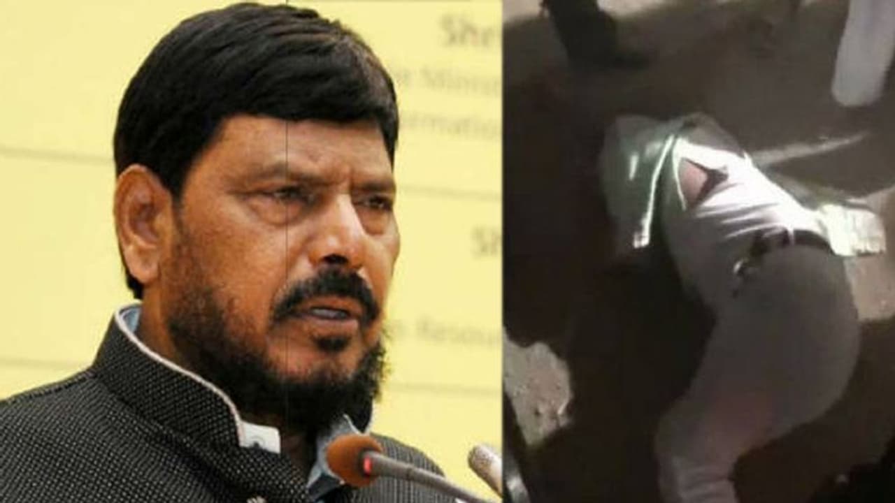 കേന്ദ്രമന്ത്രിയ്ക്ക് നേരെ ആക്രമണം; യുവാവിനെ പാര്ട്ടി പ്രവര്ത്തകര് പിടികൂടി പൊലീസിലേല്പ്പിച്ചു കേന്ദ്രമന്ത്രിയ്ക്ക് നേരെ ആക്രമണം; യുവാവിനെ പാര്ട്ടി പ്രവര്ത്തകര് പിടികൂടി പൊലീസിലേല്പ്പിച്ചു