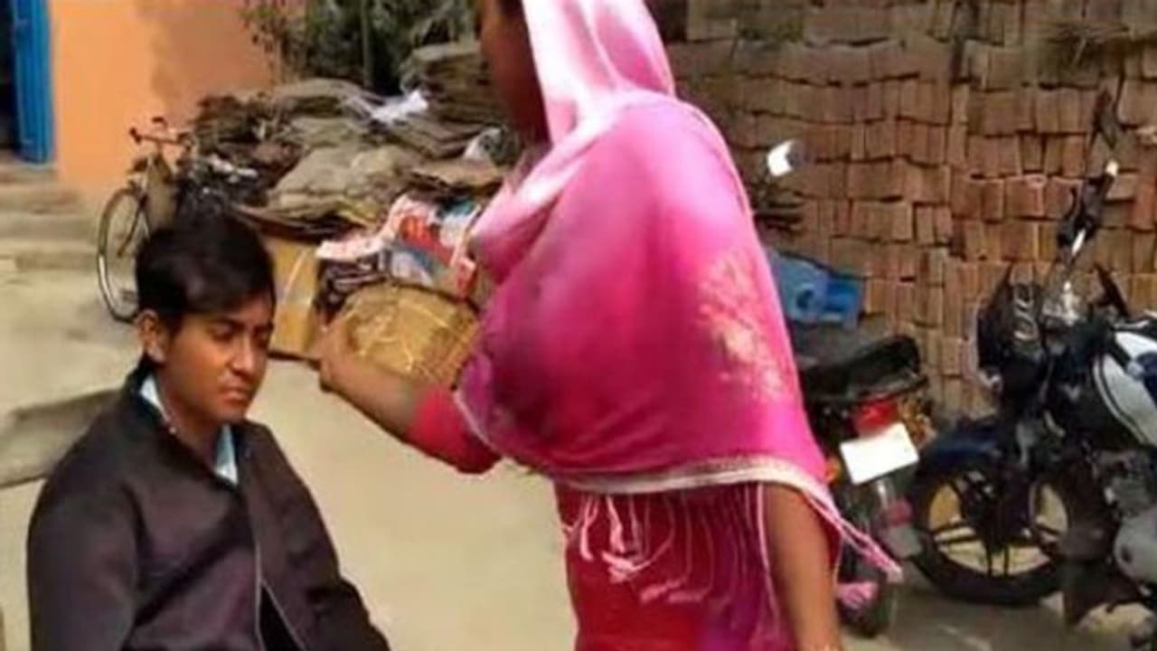 പ്രണയ വിവാഹത്തിന് ശേഷം മുത്തലാഖ് ചൊല്ലി; ഭാര്യ ചെരുപ്പൂരി ഭര്ത്താവിന്റെ കരണത്തടിച്ചു; വീഡിയോ പ്രണയ വിവാഹത്തിന് ശേഷം മുത്തലാഖ് ചൊല്ലി; ഭാര്യ ചെരുപ്പൂരി ഭര്ത്താവിന്റെ കരണത്തടിച്ചു; വീഡിയോ