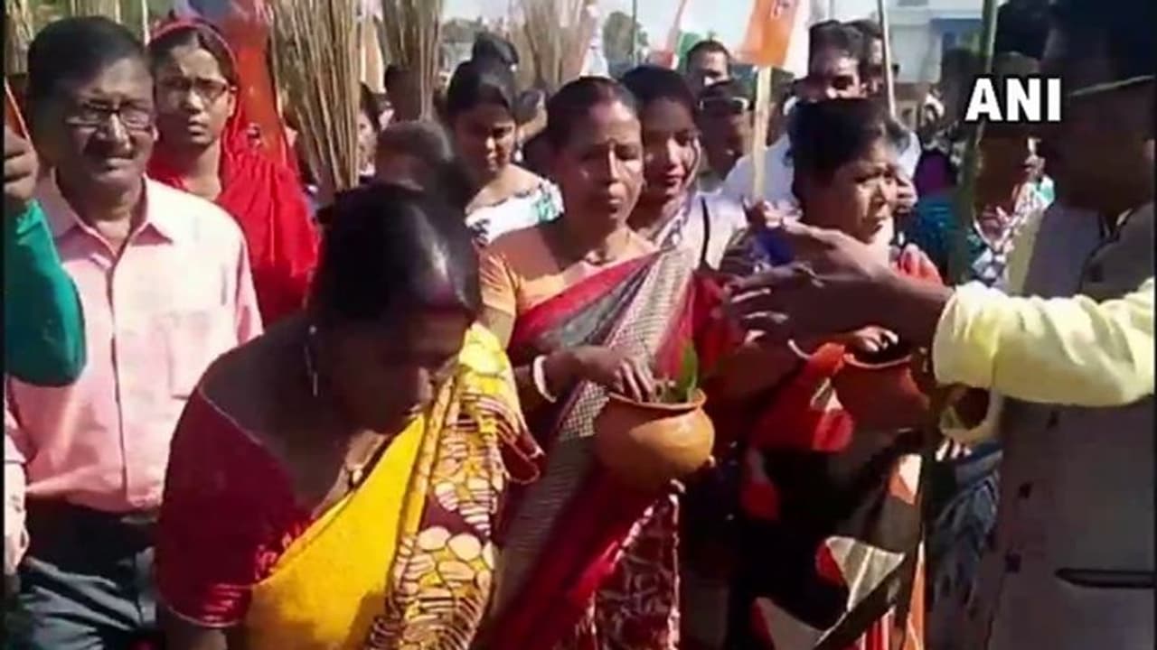 ബി ജെ പി റാലി നടത്തി; ഗംഗാജലവും ചാണകവും കൊണ്ട് സ്ഥലം ശുദ്ധിയാക്കി തൃണമൂൽ ബി ജെ പി റാലി നടത്തി; ഗംഗാജലവും ചാണകവും കൊണ്ട് സ്ഥലം ശുദ്ധിയാക്കി തൃണമൂൽ