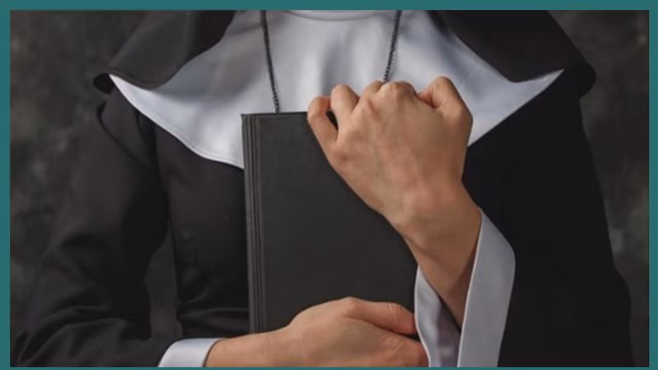 Kerala driver tries assaulting woman in moving bus, gets suspended Kerala driver tries assaulting woman in moving bus, gets suspended