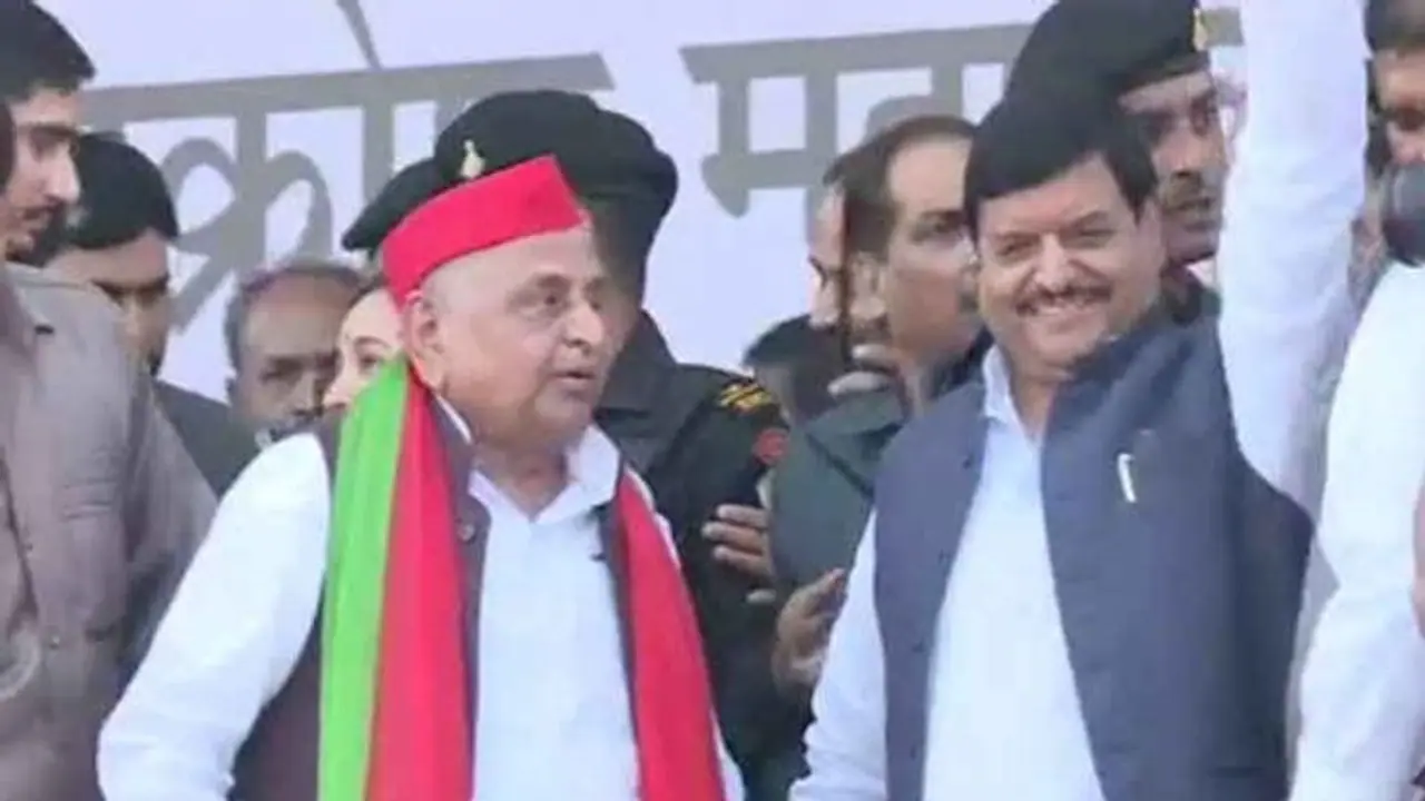 मुलायम ने फिर चला चरखा दांव, शिवपाल की रैली में पहुंचे
