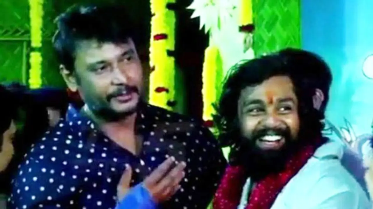 ಕಾವೇರಿ ಪ್ರತಿಭಟನೆ ವೇಳೆ ಪರಸ್ಪರ ಮಾತನಾಡದ ದರ್ಶನ್ ಧ್ರುವ ಸರ್ಜಾ; ಇದೇನು ಗಾಸಿಪ್..? ಕಾವೇರಿ ಪ್ರತಿಭಟನೆ ವೇಳೆ ಪರಸ್ಪರ ಮಾತನಾಡದ ದರ್ಶನ್ ಧ್ರುವ ಸರ್ಜಾ; ಇದೇನು ಗಾಸಿಪ್..?