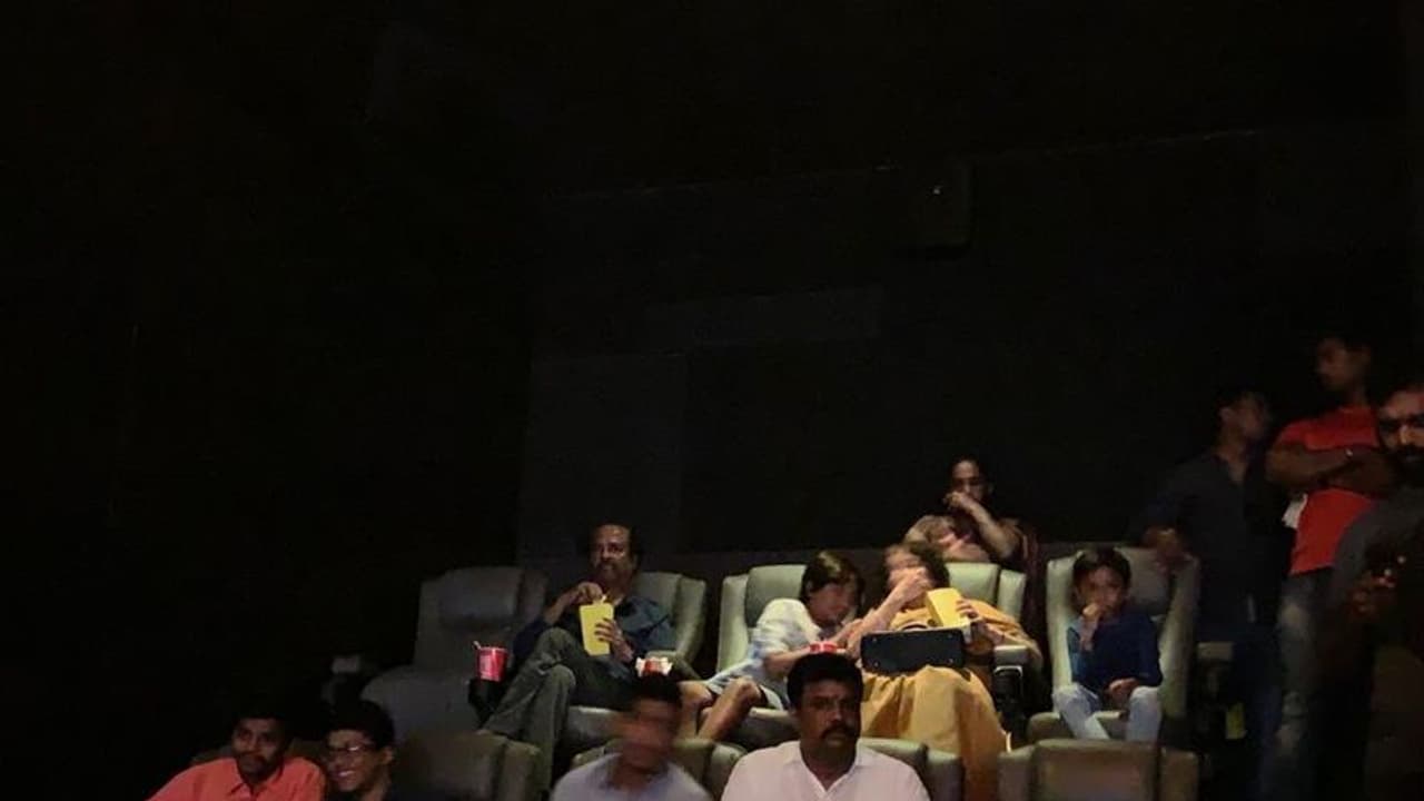 மனைவி மற்றும் பேரன்களுடன் 2.0 படம் பார்த்த ரஜினி!! மனைவி மற்றும் பேரன்களுடன் 2.0 படம் பார்த்த ரஜினி!!