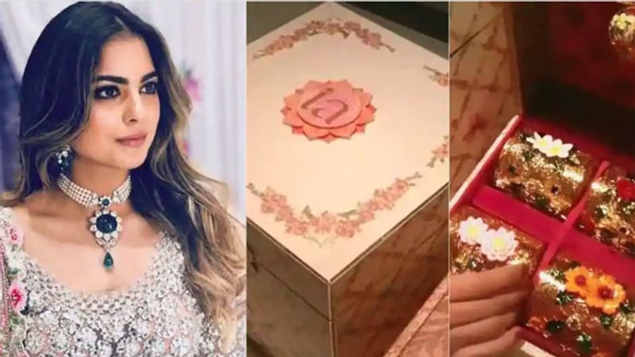 മുകേഷ് അംബാനിയുടെ മകളുടെ വിവാഹ ക്ഷണകത്തിനുളളിലും വന് സര്പ്രൈസ് വീഡിയോ മുകേഷ് അംബാനിയുടെ മകളുടെ വിവാഹ ക്ഷണകത്തിനുളളിലും വന് സര്പ്രൈസ് വീഡിയോ