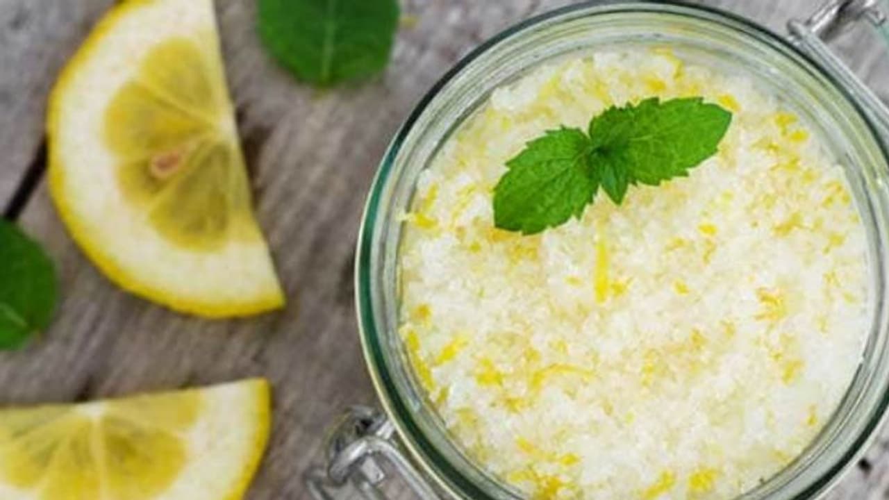 മുഖം മിനുക്കാന് ചെറുനാരങ്ങ കൊണ്ട് സ്ക്രബ്; ഉപയോഗിക്കുമ്പോള് കരുതേണ്ടത്... മുഖം മിനുക്കാന് ചെറുനാരങ്ങ കൊണ്ട് സ്ക്രബ്; ഉപയോഗിക്കുമ്പോള് കരുതേണ്ടത്...