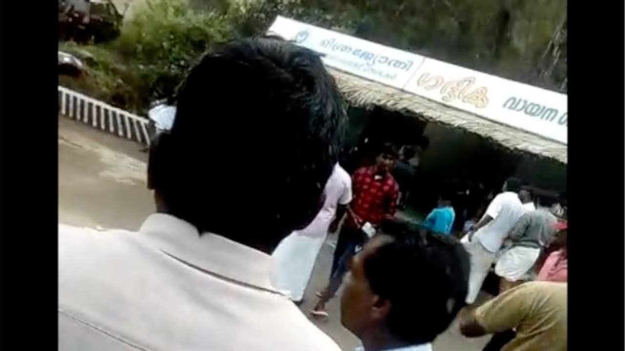 സിപിഎം പ്രവർത്തകരുടെ ആക്രമണം: ആദിവാസികൾ ഉൾപ്പെടെയുള്ളവരെ മർദ്ദിച്ചു സിപിഎം പ്രവർത്തകരുടെ ആക്രമണം: ആദിവാസികൾ ഉൾപ്പെടെയുള്ളവരെ മർദ്ദിച്ചു