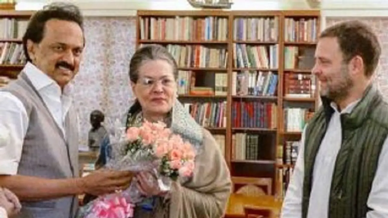 சோனியாவை குஷிப்படுத்திய ஸ்டாலின் சென்டிமென்ட்! டெல்லியில் பறக்குதுய்யா தளபதி கொடி... கடுப்பாகிறாராம் கனிமொழி? சோனியாவை குஷிப்படுத்திய ஸ்டாலின் சென்டிமென்ட்! டெல்லியில் பறக்குதுய்யா தளபதி கொடி... கடுப்பாகிறாராம் கனிமொழி?