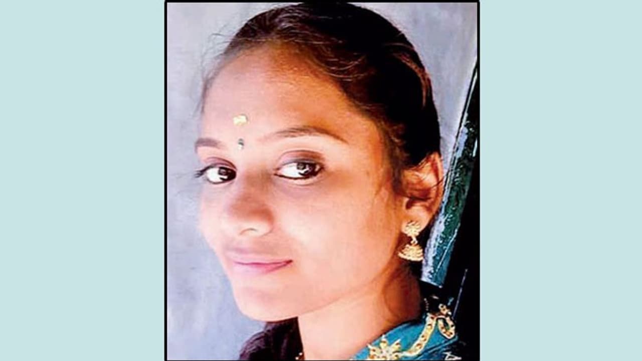 காதலன் வீட்டில் காதலி தூக்குப்போட்டு தற்கொலை! காதலன் வீட்டில் காதலி தூக்குப்போட்டு தற்கொலை!