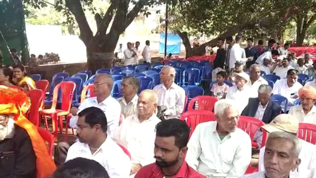 ಕನ್ನಡ ವಿರೋಧಿ ಎಂಇಎಸ್ನಿಂದ ಮಹಾ ಮೇಳಾವ್: ಜನರಿಲ್ಲದೆ ಮಕ್ಕಳಿಗೇ ಟೋಪಿ ಕನ್ನಡ ವಿರೋಧಿ ಎಂಇಎಸ್ನಿಂದ ಮಹಾ ಮೇಳಾವ್: ಜನರಿಲ್ಲದೆ ಮಕ್ಕಳಿಗೇ ಟೋಪಿ