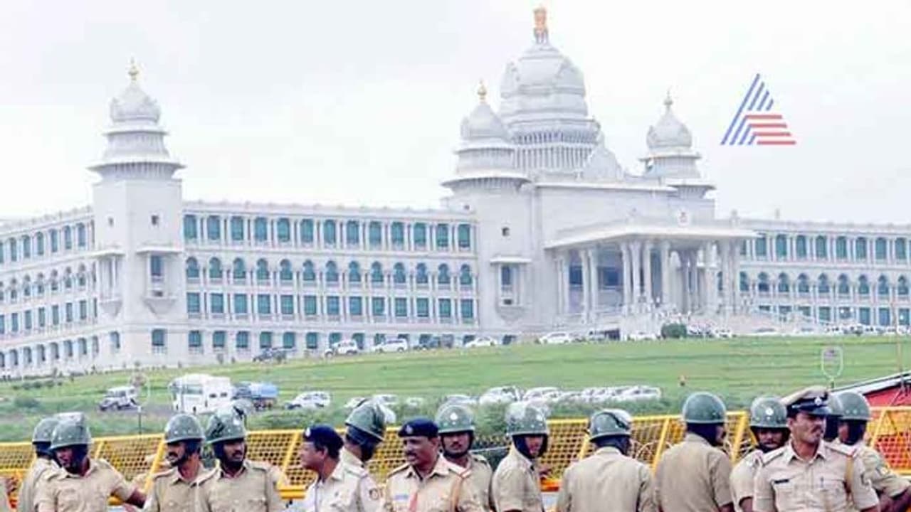 ಚಳಿಗಾಲದ ಅಧಿವೇಶನ: ಬೆಳಗಾವಿಯಲ್ಲಿ ಜ.11ರವರೆಗೆ ನಿಷೇಧಾಜ್ಞೆ ಚಳಿಗಾಲದ ಅಧಿವೇಶನ: ಬೆಳಗಾವಿಯಲ್ಲಿ ಜ.11ರವರೆಗೆ ನಿಷೇಧಾಜ್ಞೆ