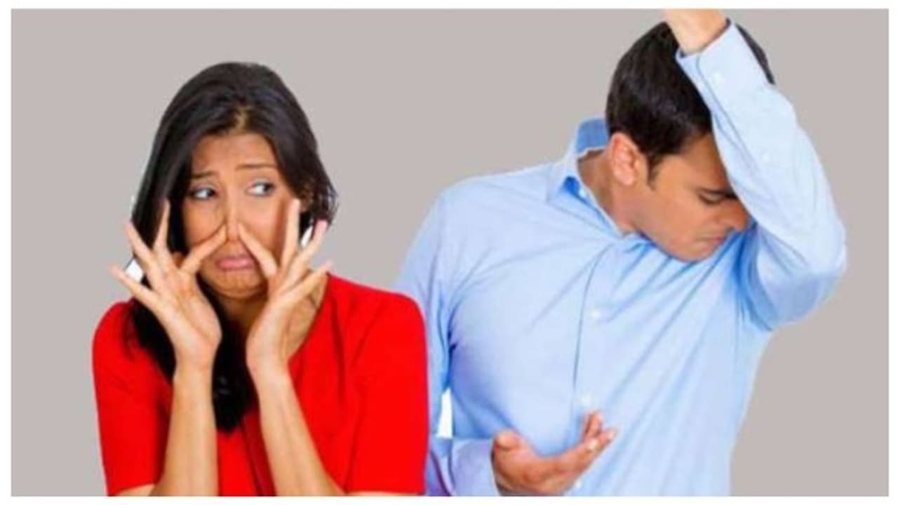 உங்க வியர்வை நாற்றம் உங்களாலே தாங்க முடியலையா..? கவலைய விடுங்க....இத பண்ணுங்க போதும்...! உங்க வியர்வை நாற்றம் உங்களாலே தாங்க முடியலையா..? கவலைய விடுங்க....இத பண்ணுங்க போதும்...!