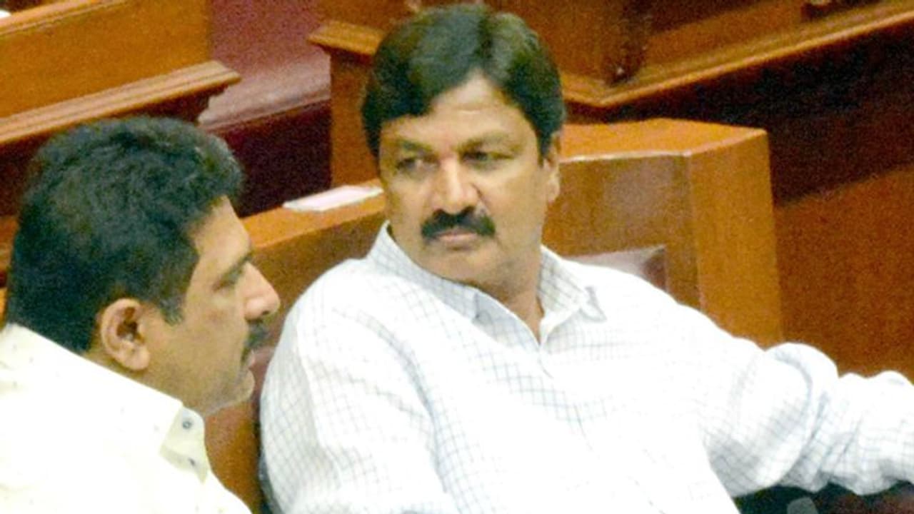 ಡಿನ್ನರ್, ಬ್ಲ್ಯಾಕ್‌ಮೇಲ್ ಮತ್ತು ಡೆಲ್ಲಿ! ಜಾರಕಿಹೊಳಿ ಪಾಲಿಟಿಕ್ಸ್‌ಗೆ ಬೆಚ್ಚಿಬಿದ್ದ ‘ಕೈ’ಕಮಾಂಡ್