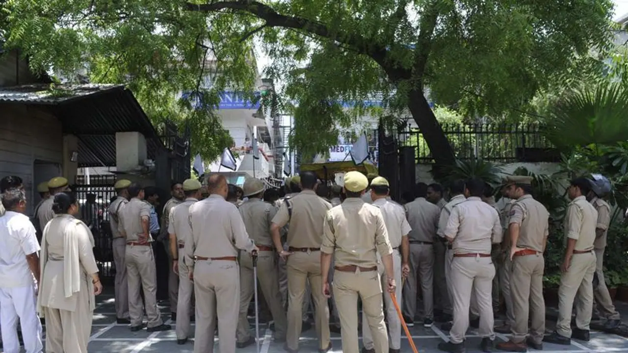 बुलंदशहर के बाद अब मथुरा में गोवंश के अवशेष मिलने के बाद बढ़ा तनाव