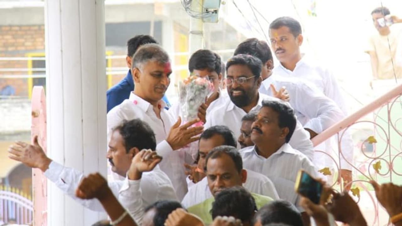 ఫ్యాన్స్ ఆందోళన: హరీష్ రావుకు కేసిఆర్ మరో షాక్? ఫ్యాన్స్ ఆందోళన: హరీష్ రావుకు కేసిఆర్ మరో షాక్?