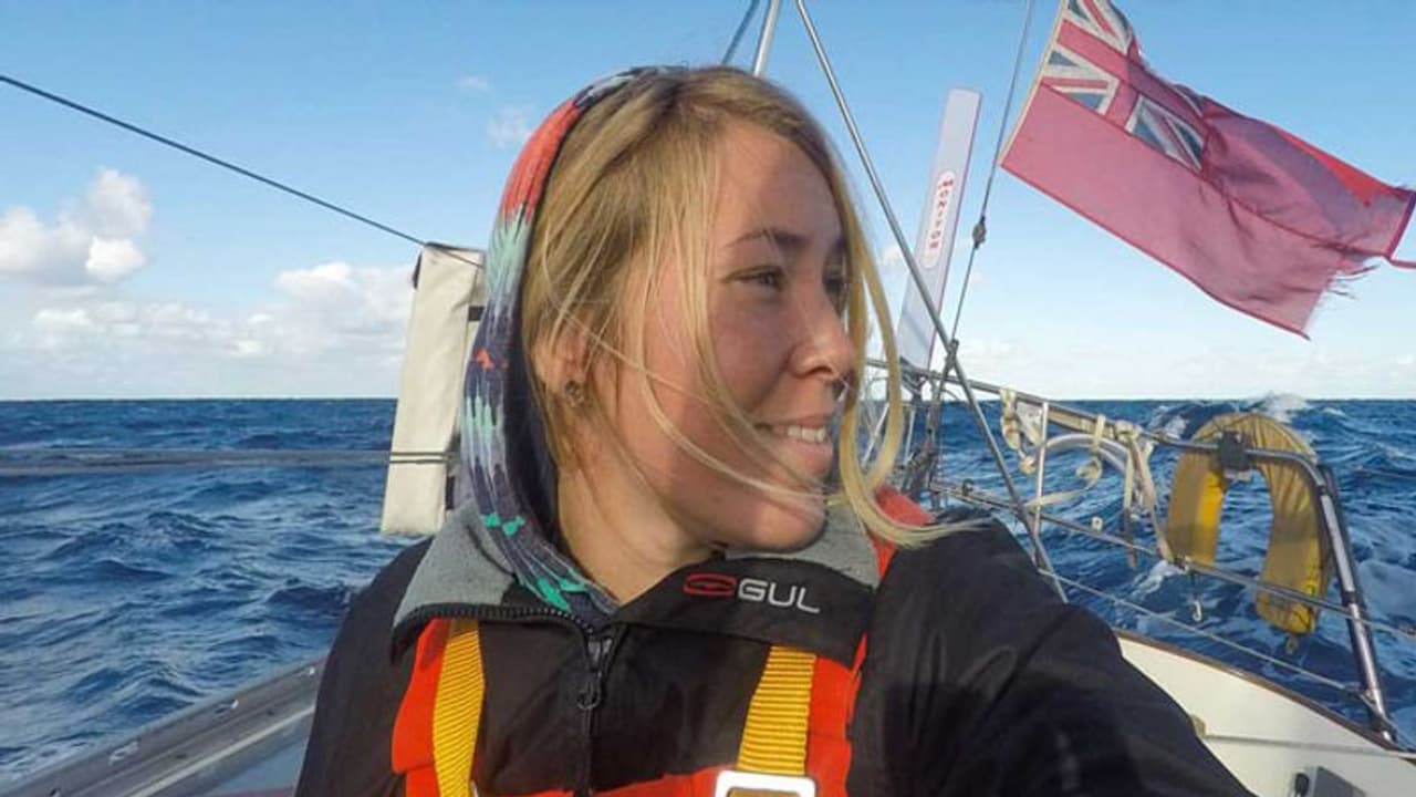 കടല്ക്ഷോഭത്തില് തനിച്ചായിട്ടും ധൈര്യം കൈവിടാത്തവള്! കടല്ക്ഷോഭത്തില് തനിച്ചായിട്ടും ധൈര്യം കൈവിടാത്തവള്!