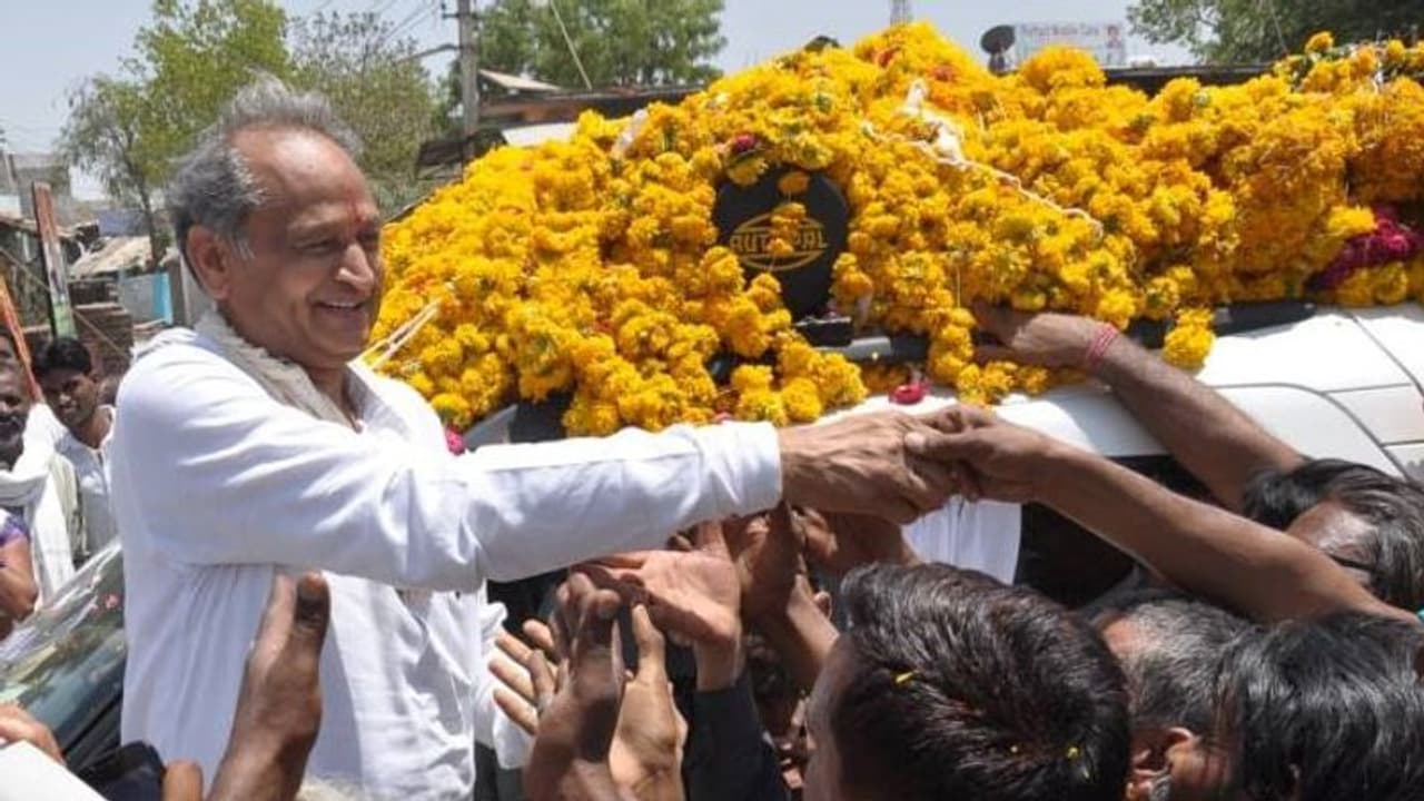 'അശോക് ഗെഹ്ലോട്ട്, രാജസ്ഥാൻ കോൺഗ്രസ്സിലെ ഇന്ദ്രജാലക്കാരൻ' 'അശോക് ഗെഹ്ലോട്ട്, രാജസ്ഥാൻ കോൺഗ്രസ്സിലെ ഇന്ദ്രജാലക്കാരൻ'