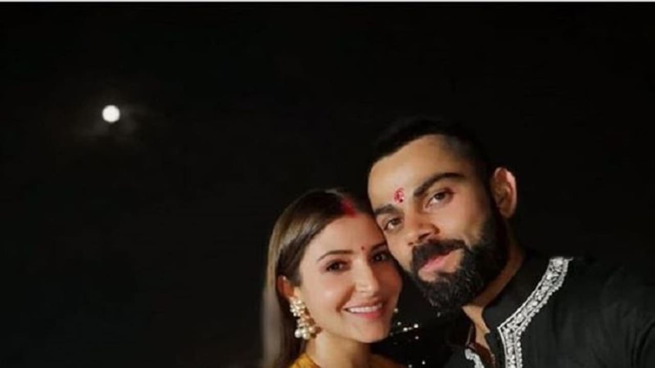 భార్యపై కోహ్లీ ప్రశంసలు.. నెటిజన్ల సెటైర్లు భార్యపై కోహ్లీ ప్రశంసలు.. నెటిజన్ల సెటైర్లు