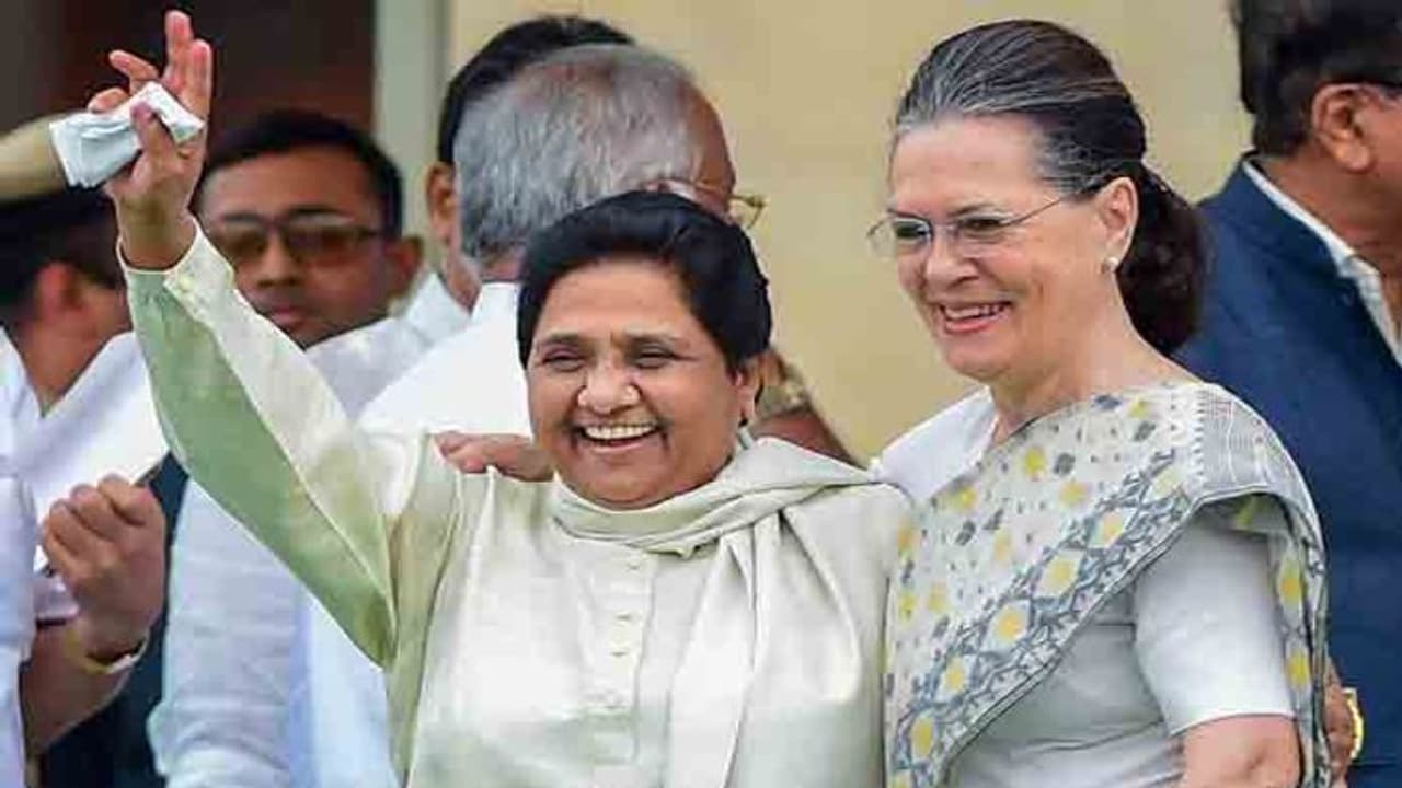 మధ్యప్రదేశ్లో హంగ్...మాయవతిని దువ్వుతున్న కాంగ్రెస్ మధ్యప్రదేశ్లో హంగ్...మాయవతిని దువ్వుతున్న కాంగ్రెస్