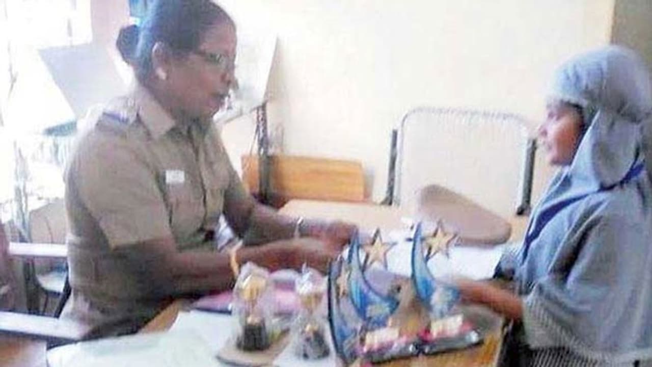 கழிப்பறை கட்டித்தராத தந்தை மீது போலீசில் புகார் அளித்த சிறுமி... தூய்மை இந்தியா திட்ட தூதுவராக நியமனம்! கழிப்பறை கட்டித்தராத தந்தை மீது போலீசில் புகார் அளித்த சிறுமி... தூய்மை இந்தியா திட்ட தூதுவராக நியமனம்!