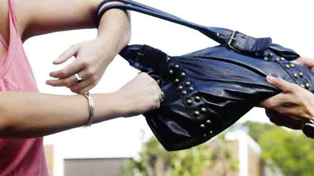 గట్టిగా పట్టుకుందని.. చేతి వేళ్లు నరికి బ్యాగ్ ఎత్తుకెళ్లిన దొంగలు గట్టిగా పట్టుకుందని.. చేతి వేళ్లు నరికి బ్యాగ్ ఎత్తుకెళ్లిన దొంగలు