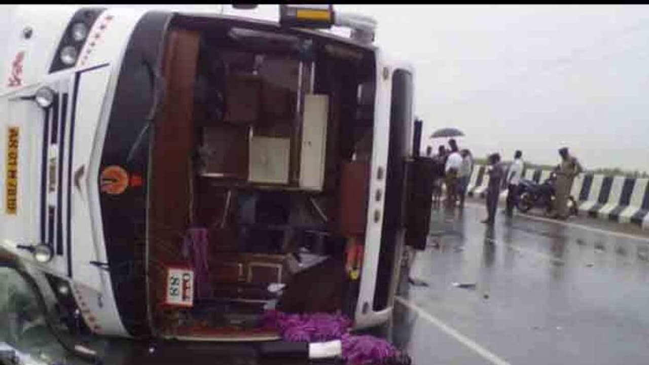 మధురై వద్ద బస్సు బోల్తా..బస్సులో 40 మంది ఏపీ అయ్యప్ప స్వాములు మధురై వద్ద బస్సు బోల్తా..బస్సులో 40 మంది ఏపీ అయ్యప్ప స్వాములు