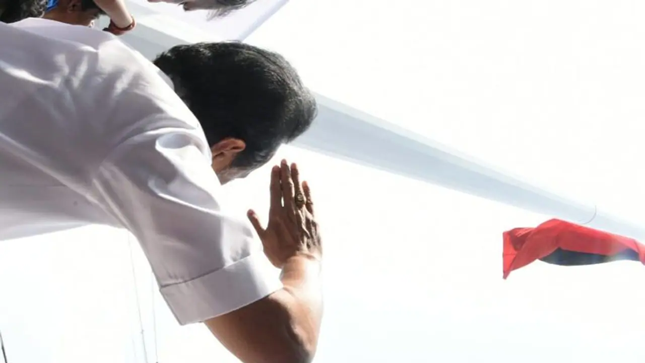 என்ன கொடி பறக்குதா? 114 அடி உயர கம்பத்தில் கொடியேற்றிய ஸ்டாலின்... என்ன கொடி பறக்குதா? 114 அடி உயர கம்பத்தில் கொடியேற்றிய ஸ்டாலின்...