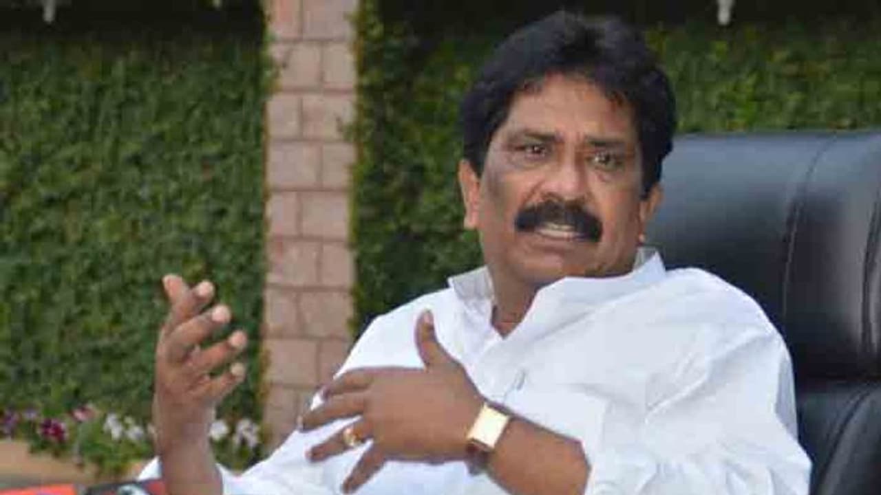 చంద్రబాబును అడ్డుకోవాలని కాదు అడ్డు తొలగించుకోవాలని... విశాఖలో కుట్ర...: సబ్బం హరి చంద్రబాబును అడ్డుకోవాలని కాదు అడ్డు తొలగించుకోవాలని... విశాఖలో కుట్ర...: సబ్బం హరి